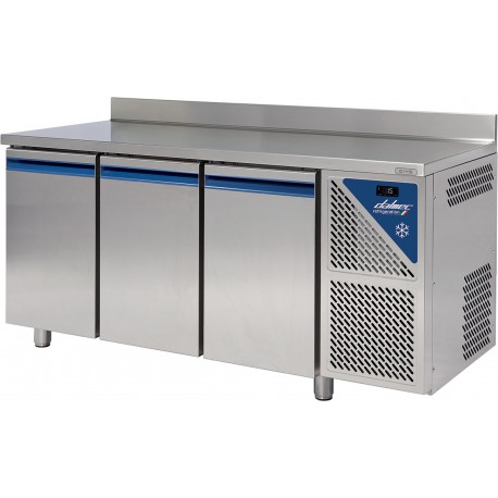 Table réfrigérée avec dosseret - Positive 0/+10°C - 606 L - 3 portes pleines - Prof. 800 - 600 x 400 - Dalmec